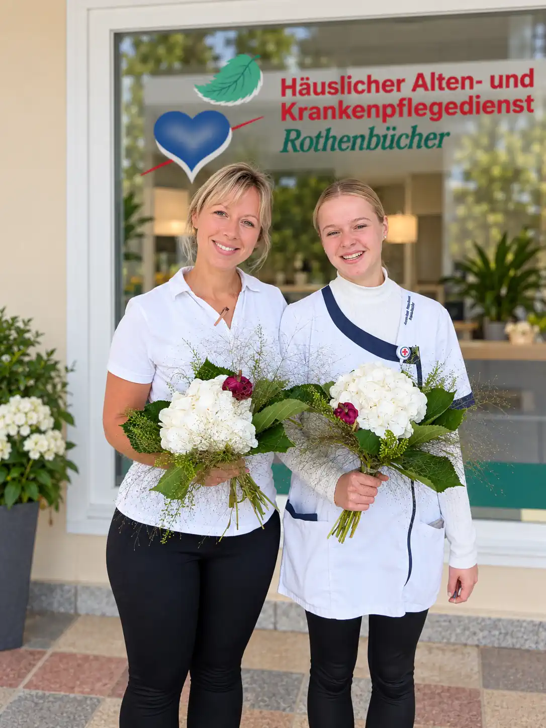Unsere Praxisanleiterin mit Praktikantin nach erfolgreicher Prüfung